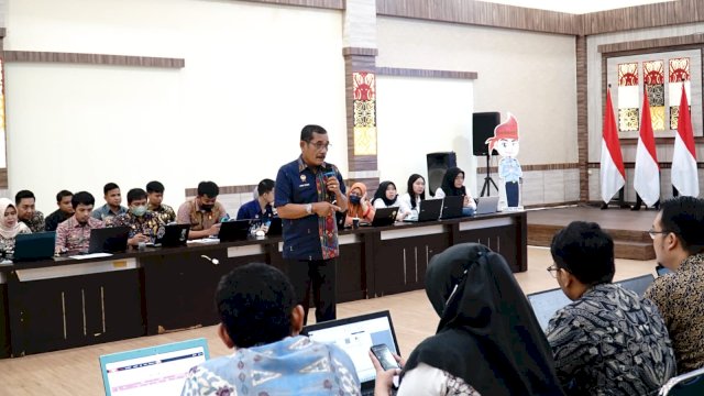 Kepala Kanwil Kemenkumham Sulsel Liberti Sitinjak saat memberikan internalisasi Indikator Kinerja Pelaksanaan Anggaran (IKPA) dan SMART UPT di Aula Kanwil Kemenkumham Sulsel, kemarin. (Dok. Humas Kanwil Kemenkumham Sulsel)