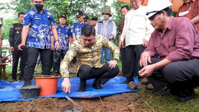Bupati Gowa Adnan Purichta Ichsan saat hadir dalam peletakan batu pertama pembangunan Gedung Fakultas Pertanian, Unibos Makassar di Kecamatan Palangga, kemarin. (Dok. Humas Gowa)