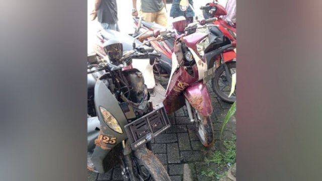 Tiga motor korban yang dirusak Kawanan Geng Motor di Kelurahan Bonto-bontoa, Kabupaten Gowa, dibawa ke Polsek Somba Opu sebagai barang bukti. (Foto: Al-Ghifari / Warga Kabupaten Gowa)