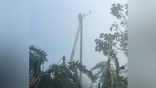 Petugas PLN saat melakukan Penormalan Sistem Kelistrikan di Kepulauan Selayar. (Istimewa)