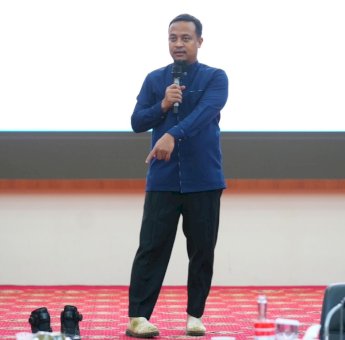 Dorong Penggunakan Produk Dalam Negeri, Gubernur Andi Sudirman Tersorot Kenakan Sepatu dari UMKM Asal Maros