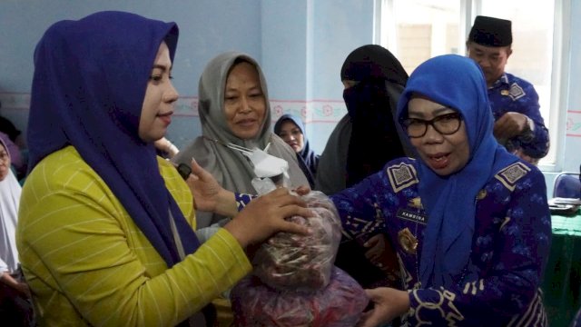 Sekretaris Daerah Kabupaten Gowa Kamsina saat menyerahkan bantuan bawang merah dan cabai ke salah satu pelaku usaha di Kecamatan Somba Opu, kemarin. (Dok. Humas Gowa)