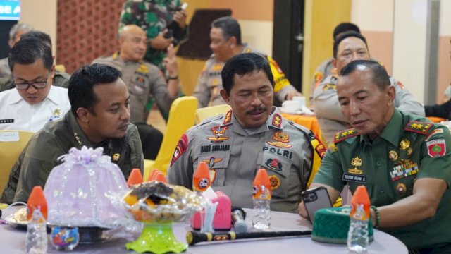 Gubernur Sulsel, Andi Sudirman Sulaiman, bersama Kapolda Irjen Pol Nana Sujana dan Pangdam Hasanuddin Mayjen TNI Totok Imam Santoso, melaporkan Situasi Kamtibmas pergantian tahun kepada Kapolri dan Panglima TNI, Sabtu (31/12/2022). (Istimewa)