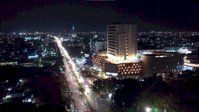 Suasana di salah satu ruas jalan di Kota Makassar, Sabtu (31/12/2022). (Istimewa)