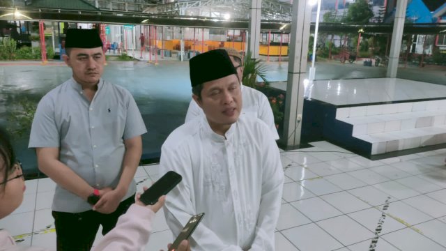 Kepala Lapas Narkotika Klas II A Samarinda, Hidayat, memberikan keterangan Pers usai menggelar Doa bersama warga binaan, Sabtu (31/12/2022) malam. (Foto: Kurniawan / Republiknews.co.id)