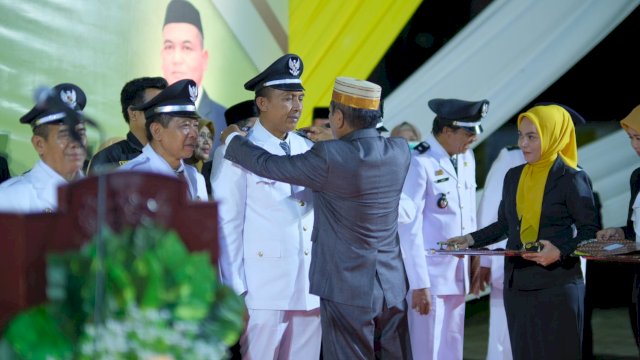 Bupati Soppeng Andi Kaswadi Razak, menyematkan tanda Pangkat kepada salah satu Kepala Desa yang dilantik, Sabtu (31/12/2022) malam. (Istimewa)