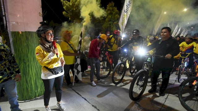 Bupati Luwu Utara melepas ratusan peserta Fun Night Ride di jalur dua depan rumah jabatan bupati Luwu Utara. Sabtu (31/12/2022)