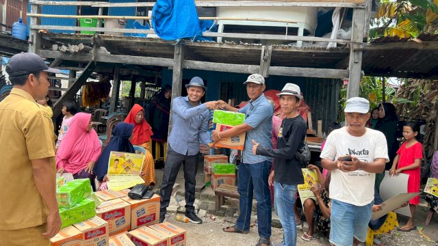 Anggota DPRD Jeneponyo, Nur Amin Tantu saat memberikan bantuan ke korban angin puting beliung.