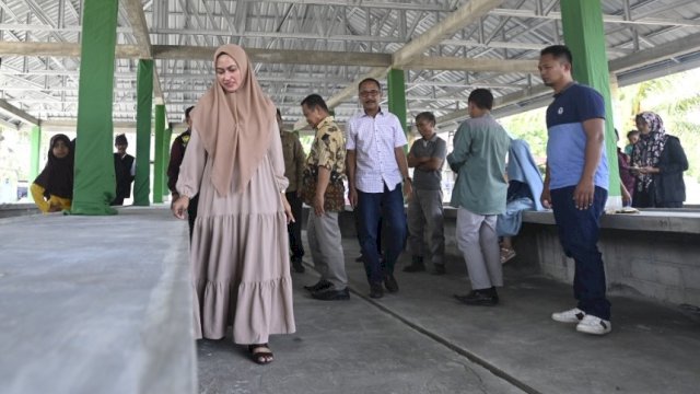 Bupati Luwu Utara Indah Putri Indriani meninjau pasar UMKM Satu Atap Malangke. Minggu (01/01/2022)