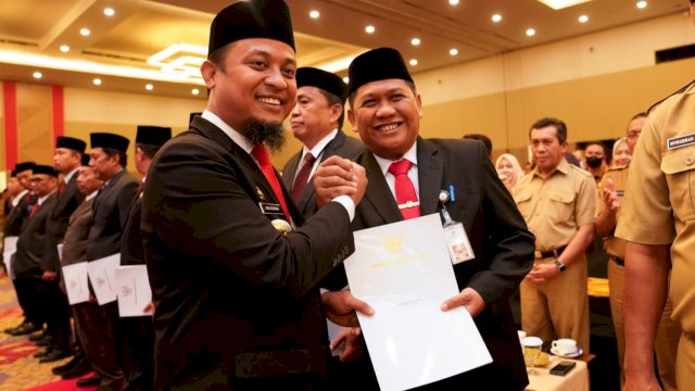 Gubernur Sulsel Andi Sudirman Sulaiman, saat menyerahkan SK kepada Amson Padolo sebagai Kepala BPBD yang sebelumnya menjabat sebagai Kepala Dinas Kominfo-SP, Senin (02/01/2023). (Istimewa)