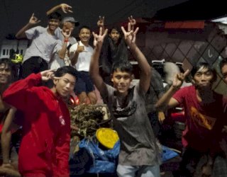 Aksi Sosial, Puluhan Pemuda di Barombong Kota Makassar Bersihkan Got yang Tersumbat