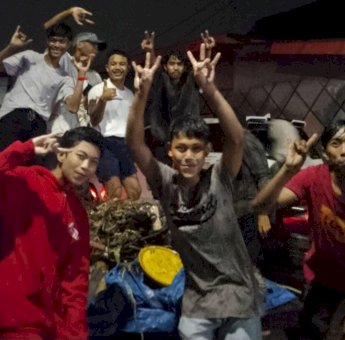 Aksi Sosial, Puluhan Pemuda di Barombong Kota Makassar Bersihkan Got yang Tersumbat