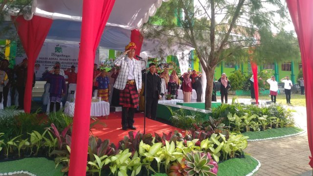 Bupati Wakatobi, Haliana, menjadi Inspektur Upacara (Irup) Hari Amal Bakti (HAB) ke 77 di MTS Negeri 1 Wakatobi, Selasa (03/01/2023). (Istimewa)