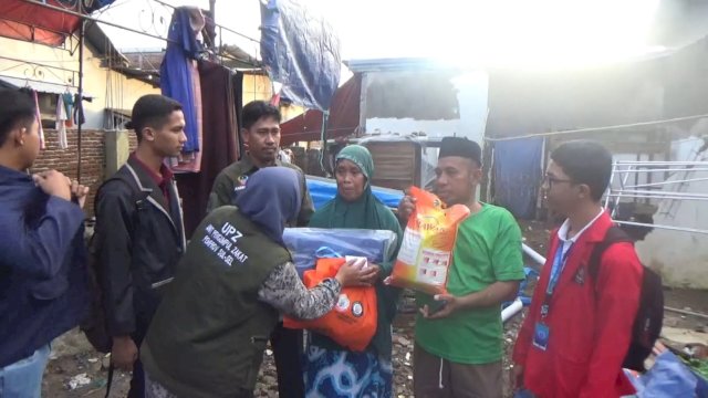 Warga yang rumahnya rusak diterjang angin kencang di Kelurahan Barombong, Kota Makassar, menrima bantuan dari UPZ Pemprov Sulsel. (Istimewa)