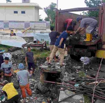 DLH Parepare Respons Cepat Aduan Warga Bersihkan Sampah di Pesisir Anjungan Cempae