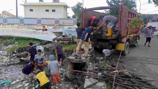 Ket : Tim Kebersihan DLH Parepare tengah membersihkan sampah di pesisir Anjuangan Cempae (Istimewa)