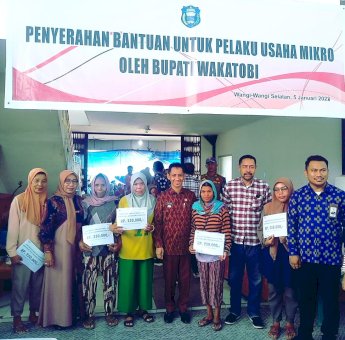 Bupati Wakatobi Salurkan Bantuan Usaha Mikro
