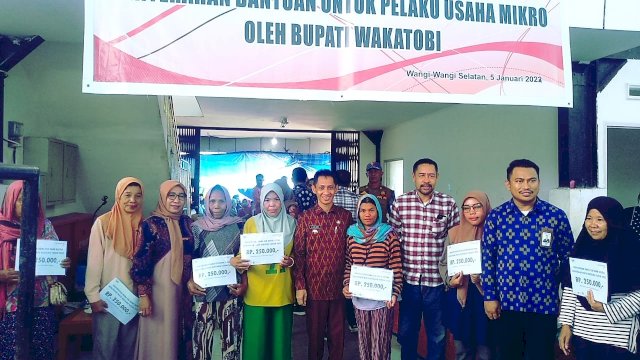 Bupati Wakatobi, H. Haliana, Kepala Bank Sultra Cabang Wakatobi, Syahrul Hidayat dan Ketua PKK Wakatobi, Hj. Eliati bersama penerima bantuan usaha mikro.