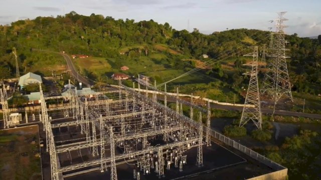 Dukung peningkatan ekonomi di Sulawesi Selatan, khususnya di Likupang sebagai wilayah Destinasi Pariwisata Super Prioritas (DPSP). PT PLN membangun jaringan transmisi dalam rangka menyiapkan listrik yang andal untuk menunjang aktivitas masyarakat. (Dok. Humas PLN UIP Sulawesi)