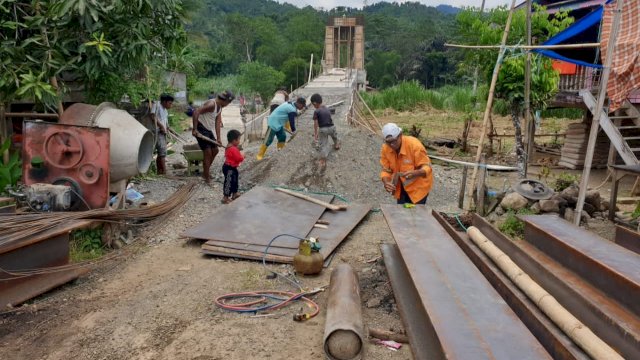 Jembatan Penghubung antara Desa Belawae Timur dan Desa Belawae Barat, Kecamatan Pitu Riase, Kabupaten Sidrap melalui Bantuan Keuangan Pemprov Sulsel. (Istimewa)