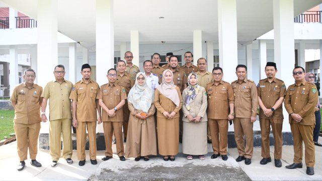 Bupati Luwu Utara, Indah Putri Indriani (tengah) foto bersama suruh kepala OPD lingkup Pemda Luwu Utara.