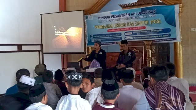Ustad Igo Wardana saat memberikan ceramah terkait keutamaan memiliki anak penghafal Alquran. Kegiatan ini merupakan agenda rutin Ponpes Ahlul Qur'an Jeneponto melalui program POS yang berlangsung di Masjid Besar Nurul Jihad, Dusun Garege, Desa Kassi, Kecamatan Rumbia, kemarin. (Dok. Istimewa)