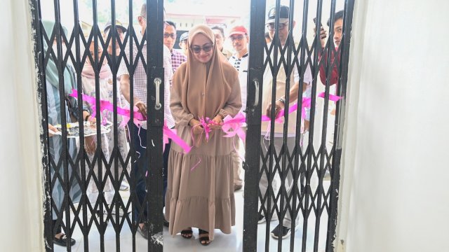 Bupati Luwu Utara Indah Putri Indriani menggunting pita saat meresmikan pasar rakyat di Desa Tarue beberapa waktu yang lalu. FOTO/PROTOKOL LUWU UTARA
