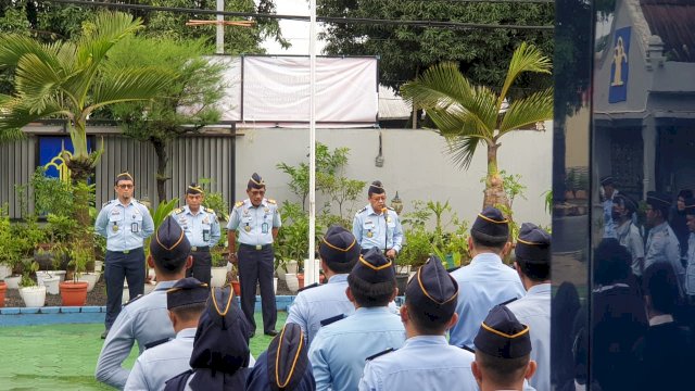 Kadiv Keimigrasian Kanwil Kemenkumham Sulsel Jaya Saputra saat memimpin apel pagi di halaman kantor, Senin (09/01). (Dok. Humas Kanwil Kemenkumham Sulsel)