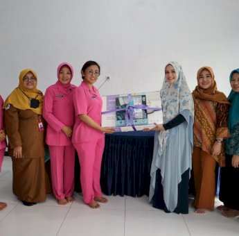 TP PKK Gowa Bantu Alat Antropometri ke Posyandu Kemala Bhayangkari