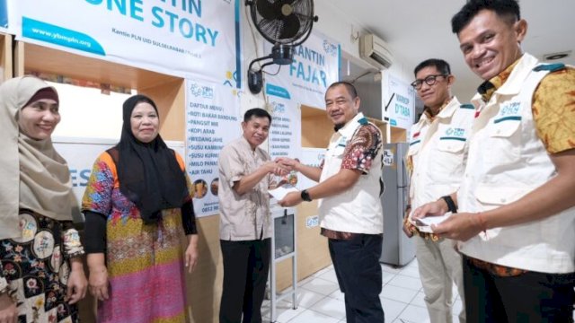 Pemberian bantuan modal usaha kepada UMKM oleh PLN IUP Sulselbarta. (Ist)