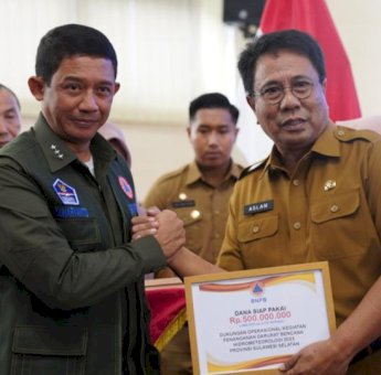 Kepala BNPB Serahkan Dana Siap Pakai Rp500 Juta ke Pempov Sulsel