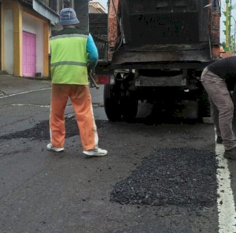 Pemkot Parepare Tambal Lubang di Jalan Jendral Sudirman
