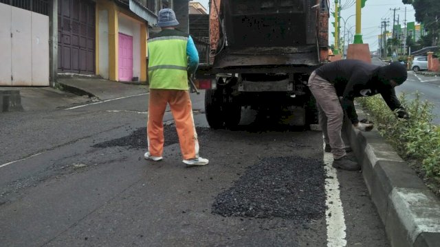 Ket : Tim Pemeliharaan Jalan Dinas PUPR Kota Parepare tengah menambal lubang di Jalan Jendral Sudirman (Istimewa)