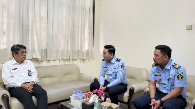 Plt Kepala Bagian Program dan Humas Kanwil Kemenkumham Sulsel Fajrin (kedua kiri) didampingi Kasubag Humas Kanwil Kemenkumham Sulsel Meydi Zulqadri saat melakukan pertemuan dengan Auditor Madya selaku Koordinator Pengawasan Kelompok Jabatan Fungsional Auditor BPKP Provinsi Sulawesi Selatan Alfiandry, di ruang kerjanya, Selasa (10/01). (Dok. Humas Kanwil Kemenkumham Sulsel)