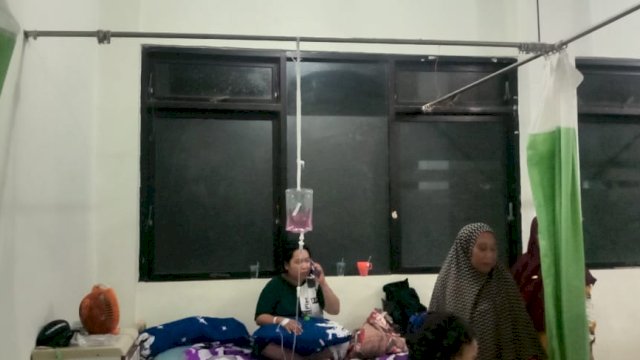 Cairan Infus Pasien di RSUD Hadji Padjonga Dg Ngalle diikat menggunakan kain Perban. (Foto: Wawan Setiawan / Warga Kabupaten Takalar)