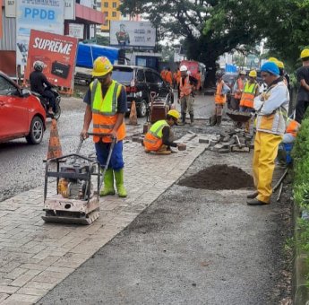Bahayakan Pengendara, Dinas PUTR Sulsel Lakukan Penanganan Darurat Jalan Hertasning