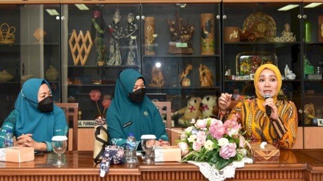 Ketua TP PKK Jawa Barat Atalia Praratya Ridwan Kamil, saat menyambut Ketua TP PKK Sulsel Naoemi Octarina. (Istimewa)