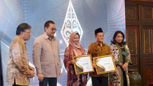 Ketua Umum SATUPENA Serahkan “Award” ke Musdah Mulia dan Eka Budianta