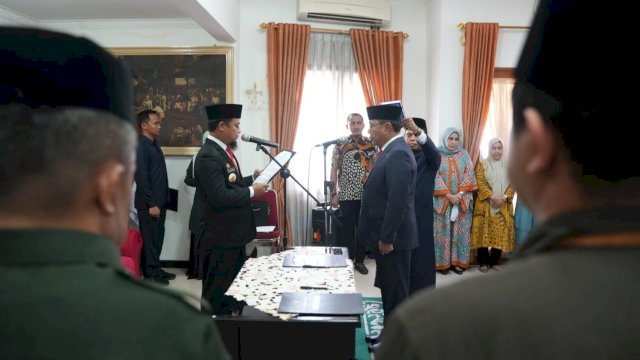 Gubernur Sulsel Andi Sudirman Sulaiman, saat menuntun sumpah pelantikan Andi Aslam Patonangi sebagai Penjabat Sekda Sulsel, Jumat (13/01/2023). (Istimewa)