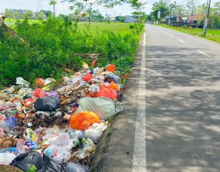Miris! Jalan Poros di Kelurahan Barombong Makassar Jadi Tempat Pembuangan Sampah