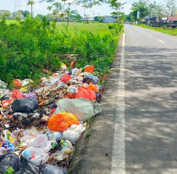 Miris! Jalan Poros di Kelurahan Barombong Makassar Jadi Tempat Pembuangan Sampah