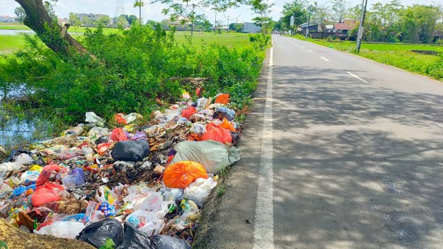 Tumpukan sampah di jalan poros Bintobiraeng menuju Kampung Kaccia Kelurahan Barombong, Kota Makassar. (Istimewa)