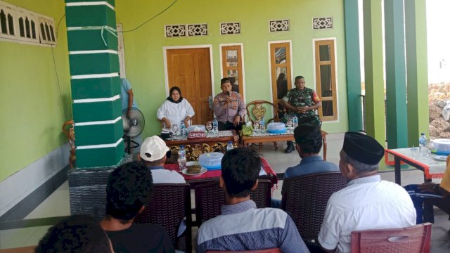 Kapolsek Kabangka Iptu Muh Nexon Odebyo, pada saat memberikan sambutan di Hadapan Masyarakat Desa Komba-Komba, Jumat (13/01/2023). (Foto: Rustam / Republiknews.co.id)