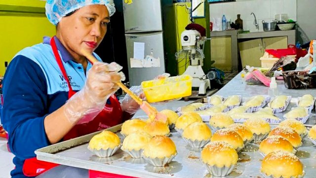 Salah satu warga binaan di Lapas Perempuan Kelas II A Sungguminasa saat membuat roti. Kegiatan ini merupakan bentuk pelatihan yang didorong lapas tersebut. (Dok. Kanwil Kemenkumham Sulsel)