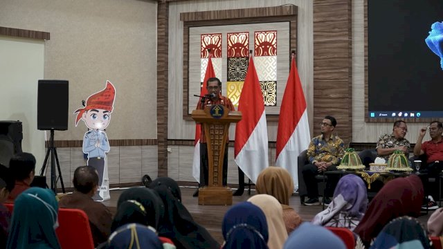 Kanwil Kemenkumham Sulsel Liberti Sitinjak di sela-sela pertemuan dengan anggota Purna Bhakti Pengayoman Sulawesi Selatan di Aula Kanwil Kemenkumham Sulsel, kemarin. (Dok. Humas Kanwil Kemenkumham Sulsel)