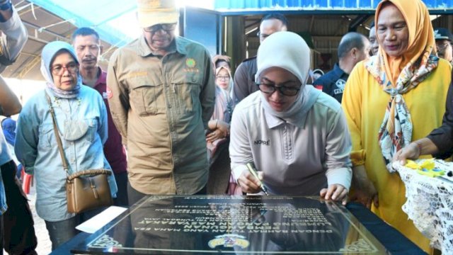 Bupati Luwu Utara, Putri Indah Indriani meresmikan Lumbung Pangan Masyarakat (LMP) di Tanralili. (Ist)