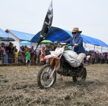 Meriahkan Pesta Panen, Indah Putri Indriani Ikut Balap Ojek Gabah