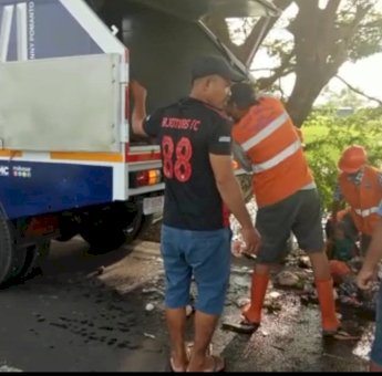 Gerak Cepat, Lurah Barombong Kerahkan Petugas untuk Bersihkan Tumpukan Sampah yang Meresahkan Warga
