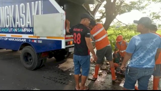 Petugas kebersihan saat mengangkut sampah di Jalan Poros Bontobiraeng, Kelurahan Barombong, Kota Makassar, menggunakan mobil TANGKASAKI. (Istimewa)