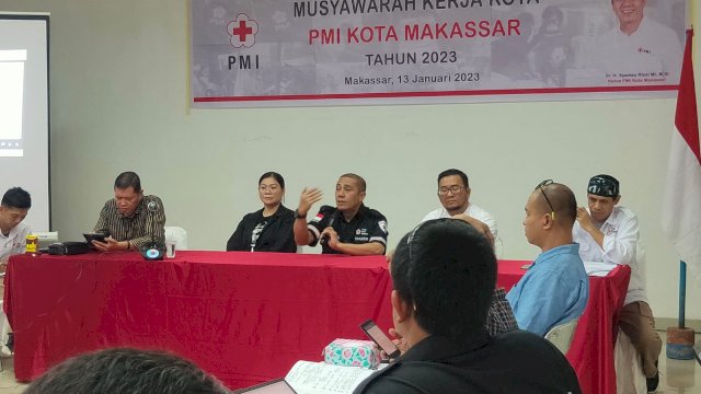 Ketua PMI Kota Makassar Syamsu Rizal (Deng Ical) didampingi Sekretaris Irwan Ade Saputra, saat memimpin Rapat Kerja Kota Tahun 2023, Jumat (13/01/2023). (Istimewa)